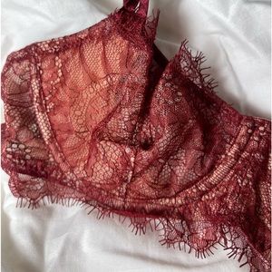 VS Deep red lace bra